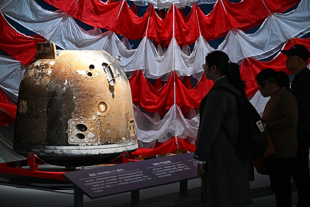 全球首次对比展出月球正面和背面样品 “九天揽月——中国探月工程20年”展览开幕