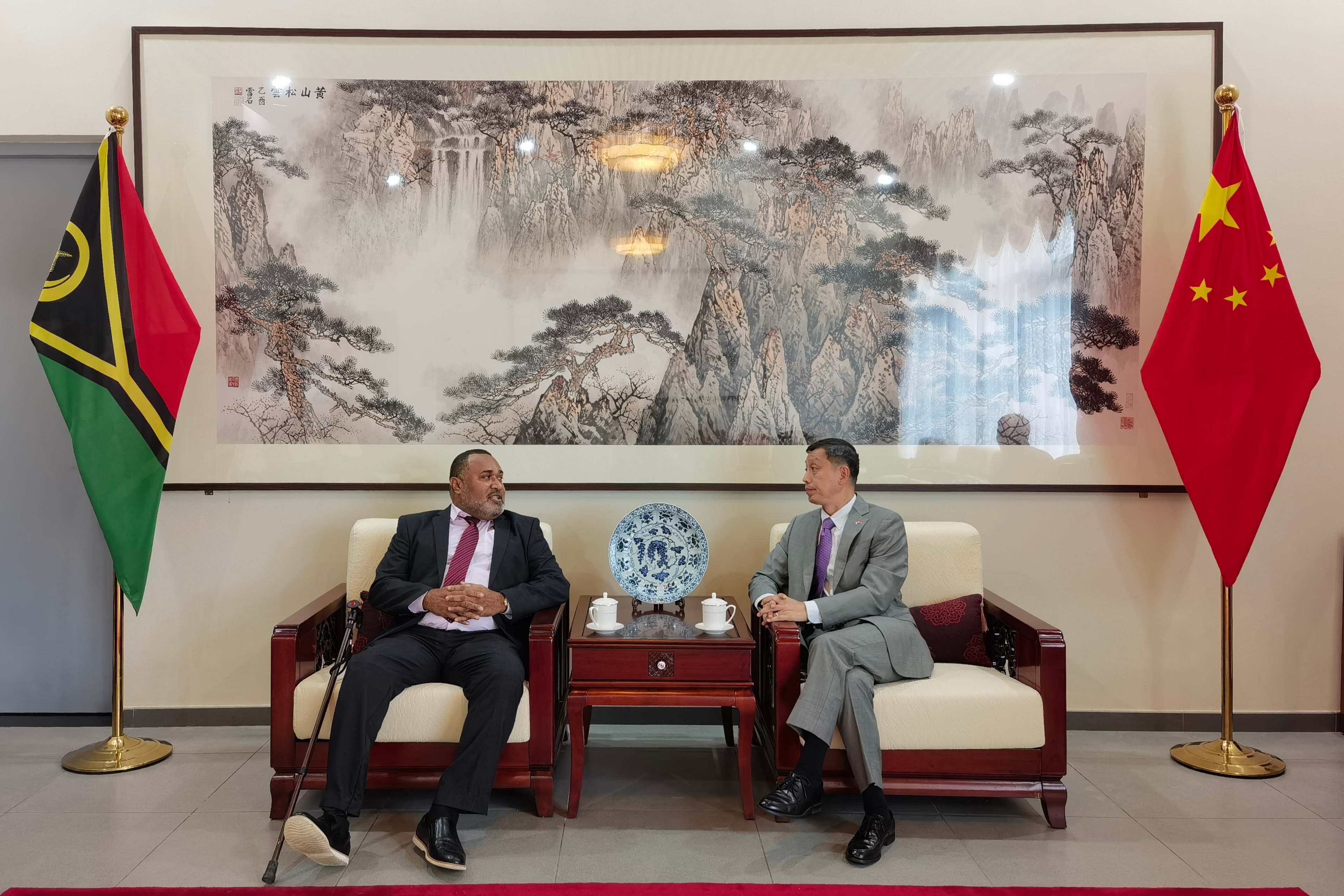 唐中东大使会见毛水利与水处理部长