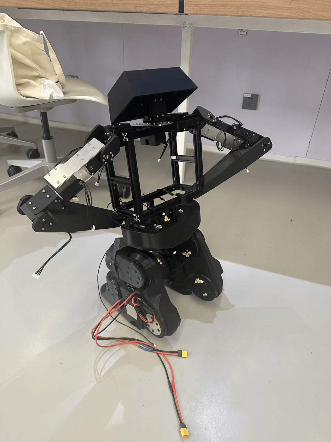 无人机智能核相定相装置给电网“隔空把脉”