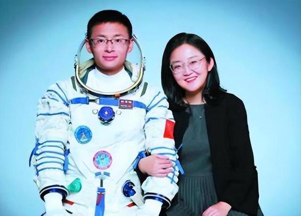 “85后”博士夫妻,收获一个手术机器人IPO!