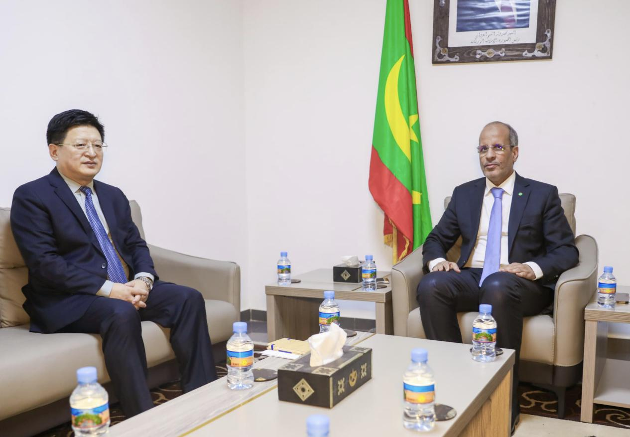 唐中东大使考察援毛里塔尼亚农业技术示范中心