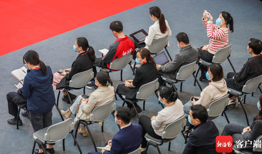 组图丨第一场“委员通道”开启