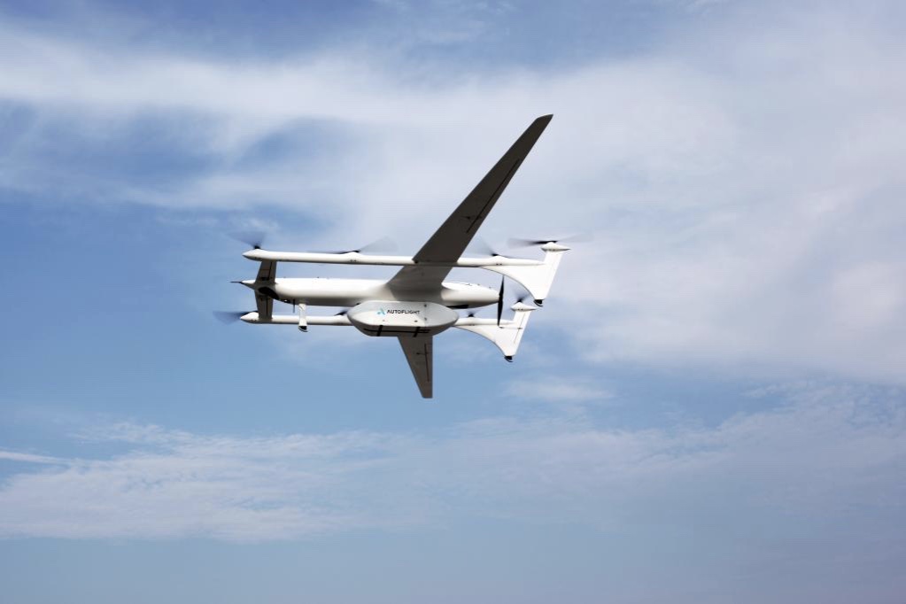 低空经济“飞进”春晚：峰飞航空全球首个eVTOL水上机场亮相