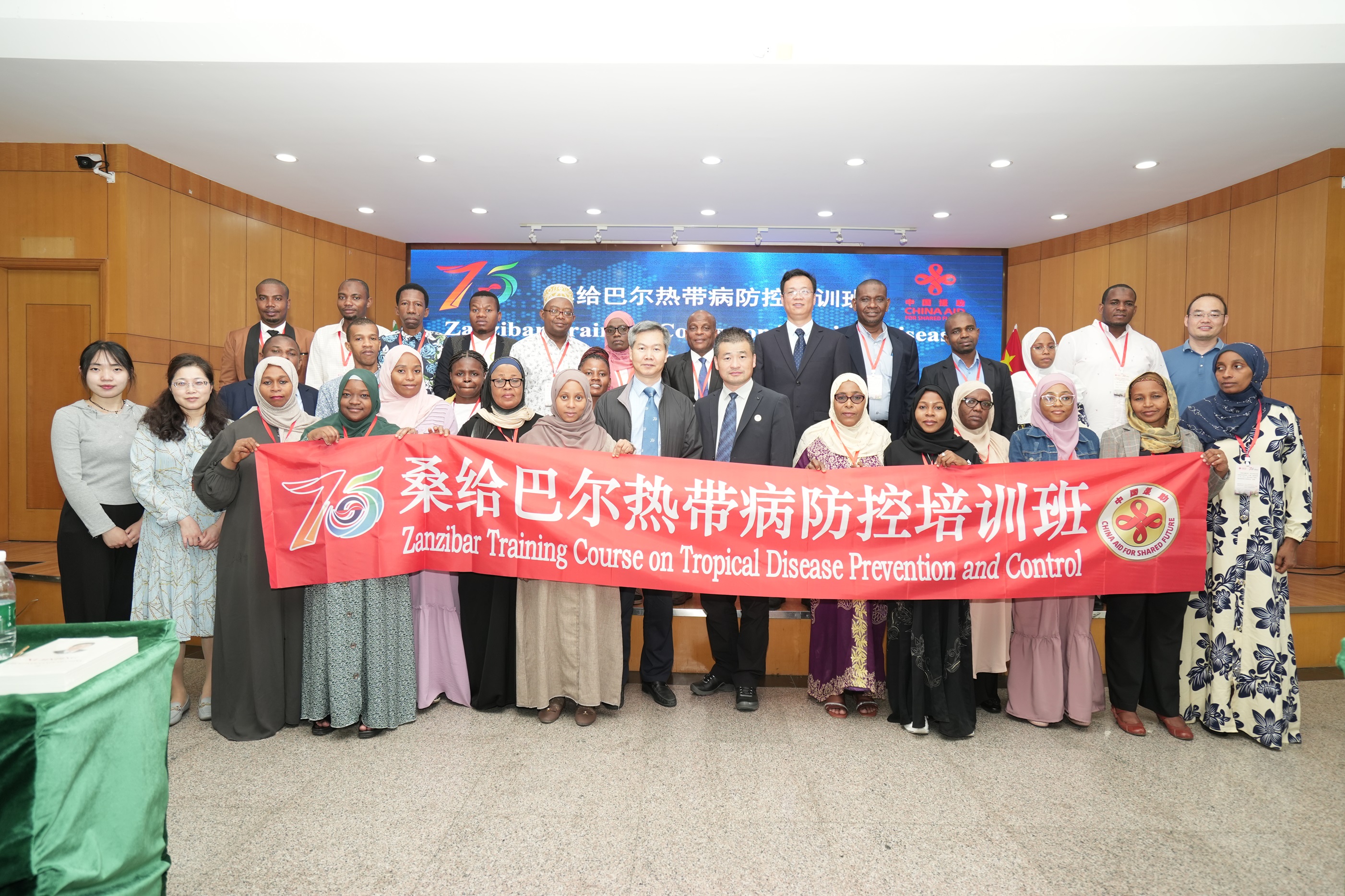 积极响应“中非人文交流年”活动倡议，援坦桑尼亚桑给巴尔血吸虫病防治专家开展义诊活动