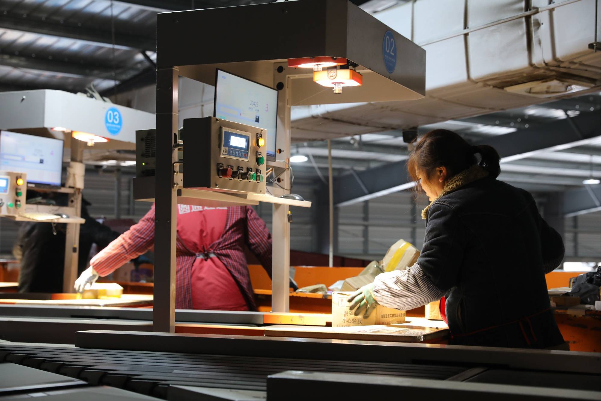 除夕不打烊的快递驿站丨新春走基层