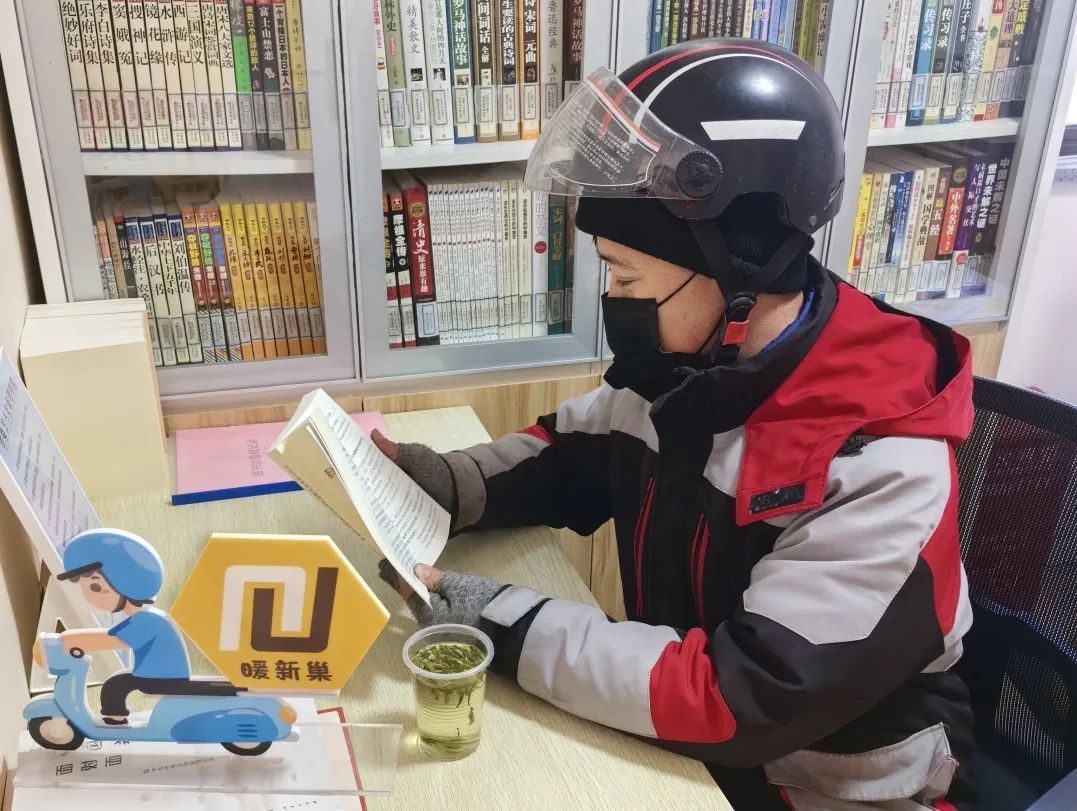 除夕不打烊的快递驿站丨新春走基层