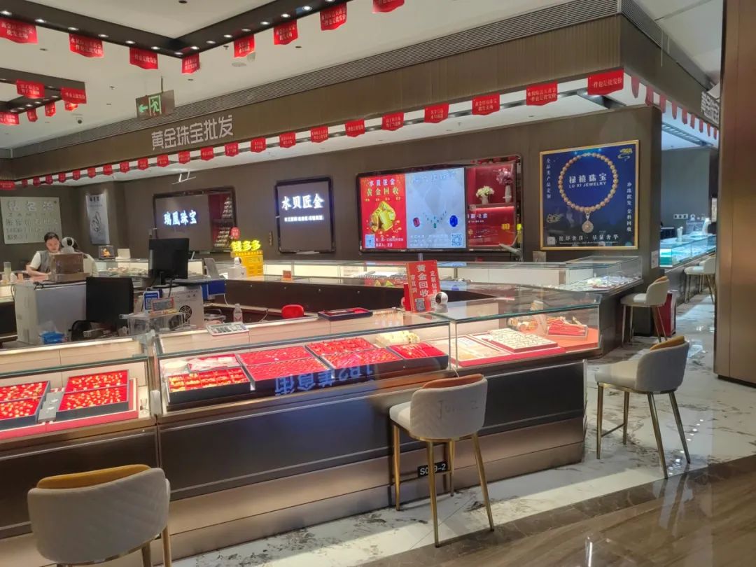 特写：金价高位震荡 深圳水贝市场人气仍旺