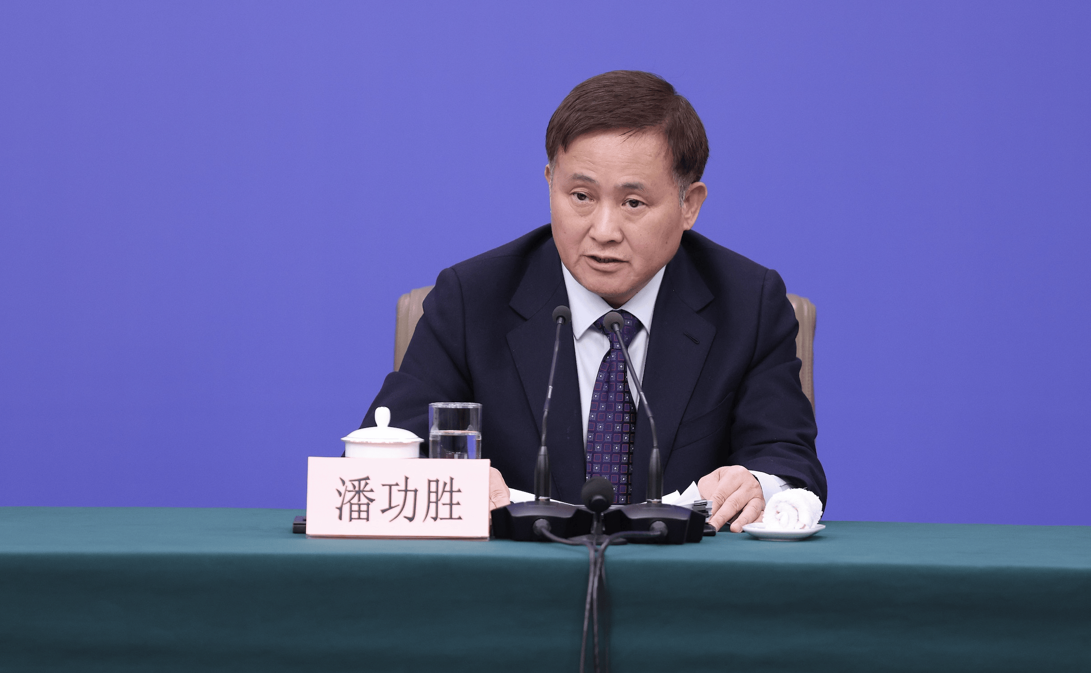 央行行长：运用多种工具保持流动性充裕