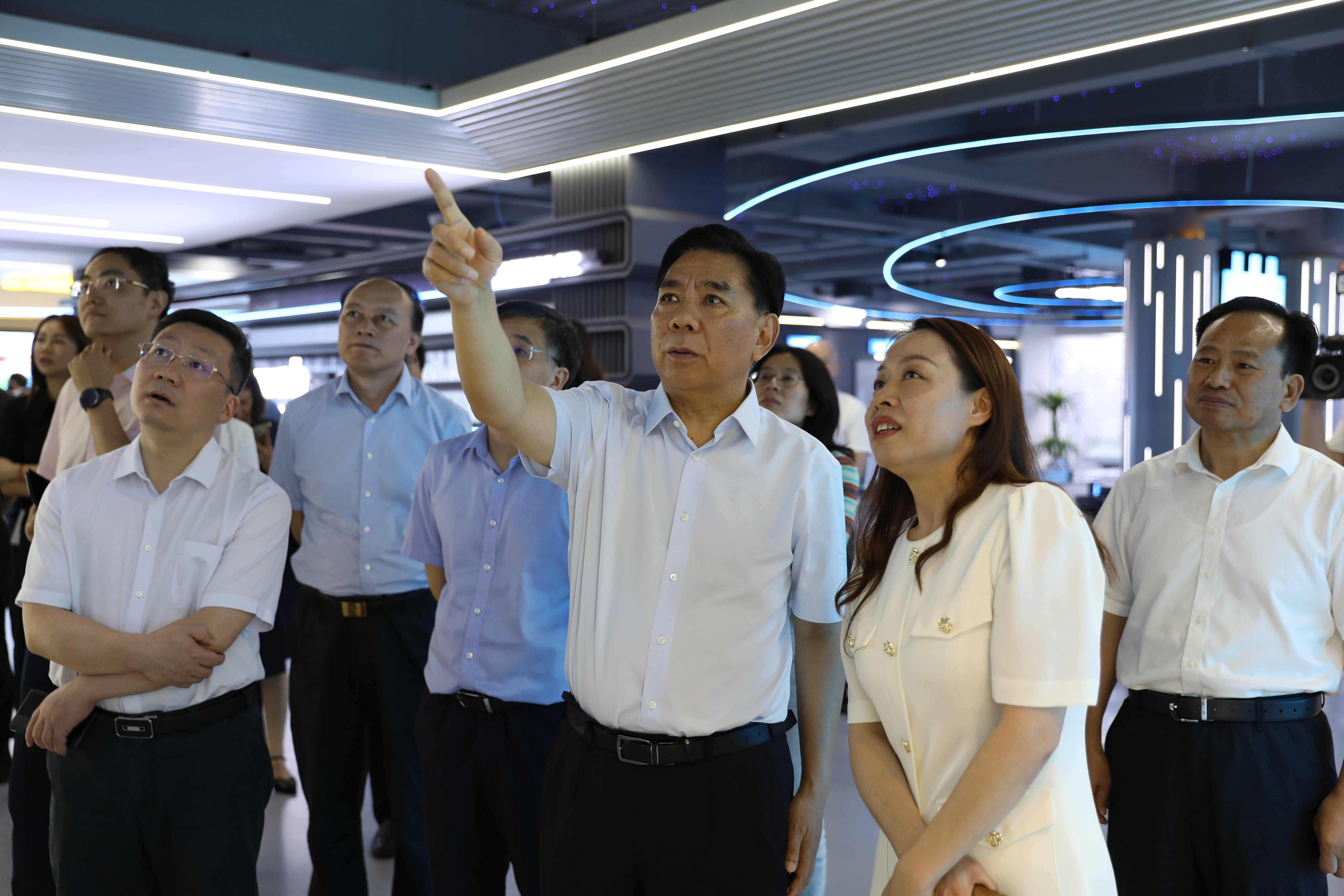 国家发改委主任郑栅洁会见大众汽车集团管理董事会主席奥博穆